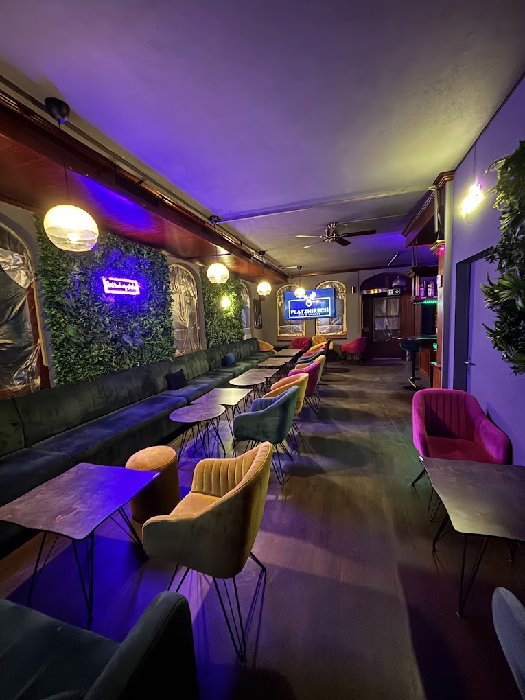 Lounge-Sitzbereich im Platzhirsch mit grünen Samtsofas